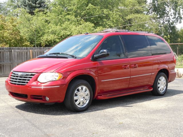 2005 Chrysler Town and Country SLT 25