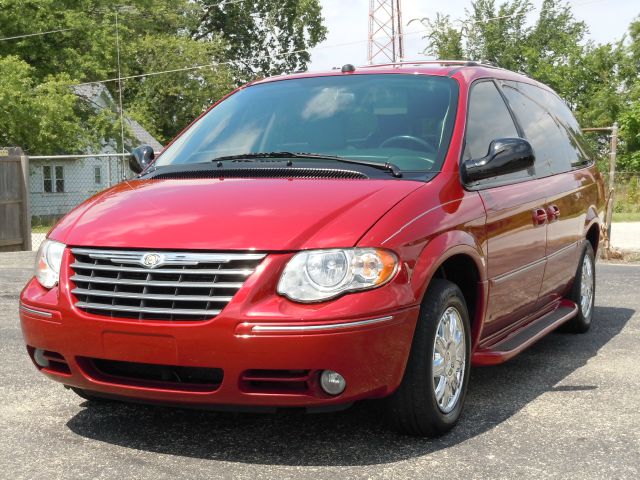 2005 Chrysler Town and Country SLT 25