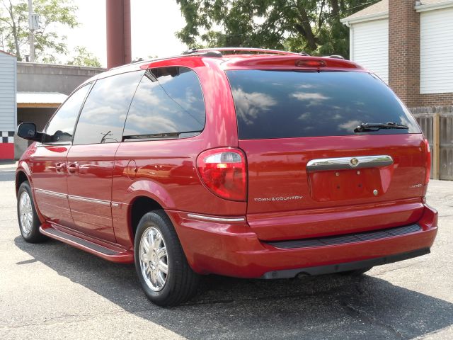 2005 Chrysler Town and Country SLT 25