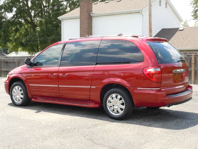 2005 Chrysler Town and Country SLT 25