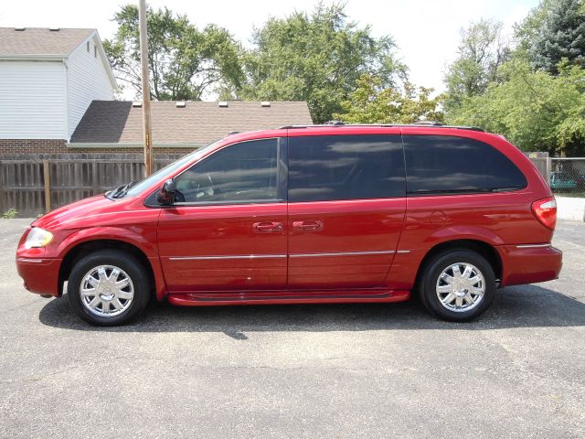 2005 Chrysler Town and Country SLT 25