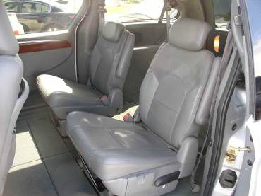 2005 Chrysler Town and Country SLT 25