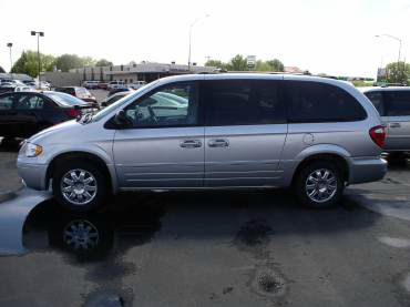 2005 Chrysler Town and Country SLT 25