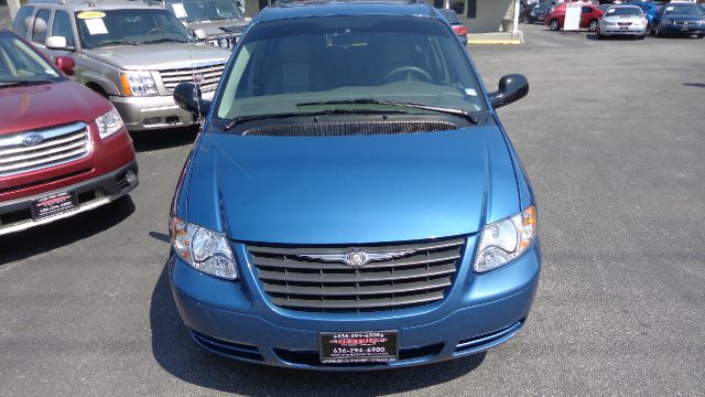 2005 Chrysler Town and Country Elk Conversion Van