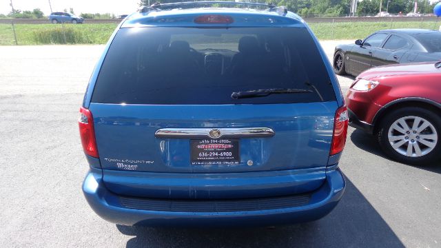 2005 Chrysler Town and Country Elk Conversion Van