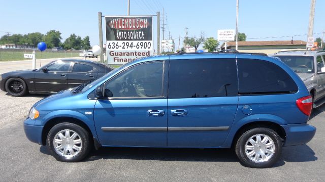 2005 Chrysler Town and Country Elk Conversion Van