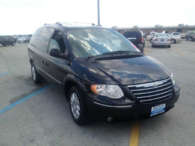 2005 Chrysler Town and Country SLT 25