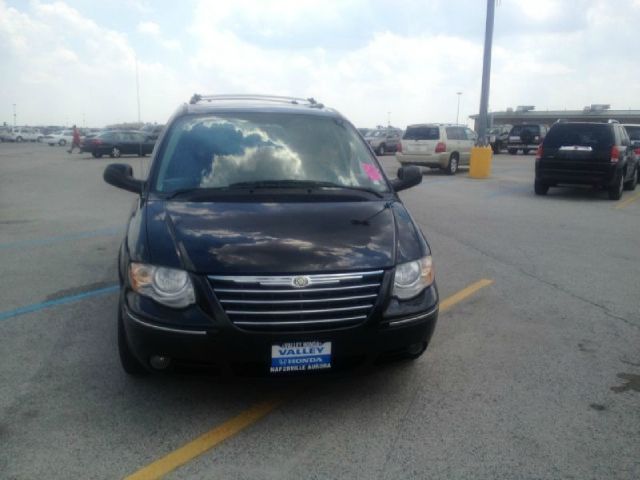 2005 Chrysler Town and Country SLT 25