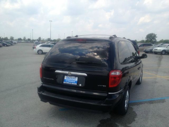 2005 Chrysler Town and Country SLT 25