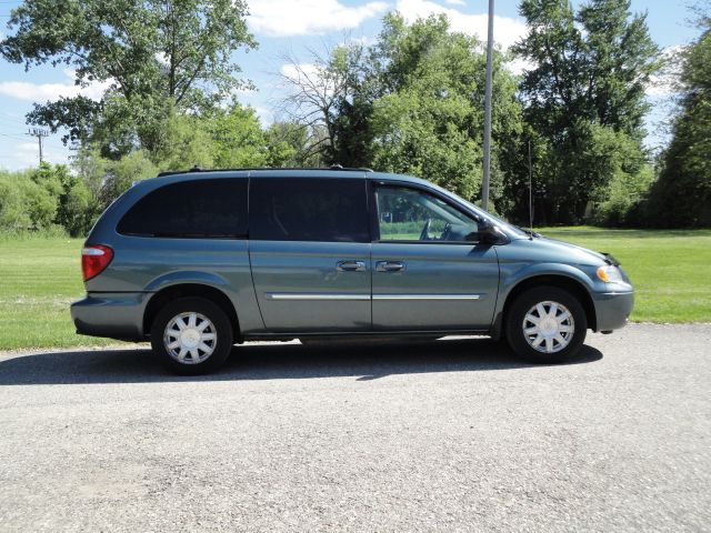 2005 Chrysler Town and Country 3.5