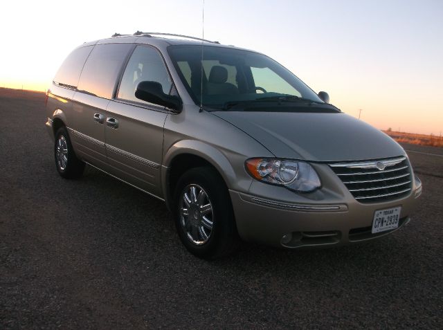 2005 Chrysler Town and Country SLT 25