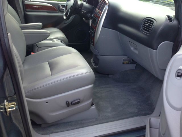 2005 Chrysler Town and Country SLT 25