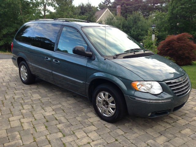 2005 Chrysler Town and Country SLT 25