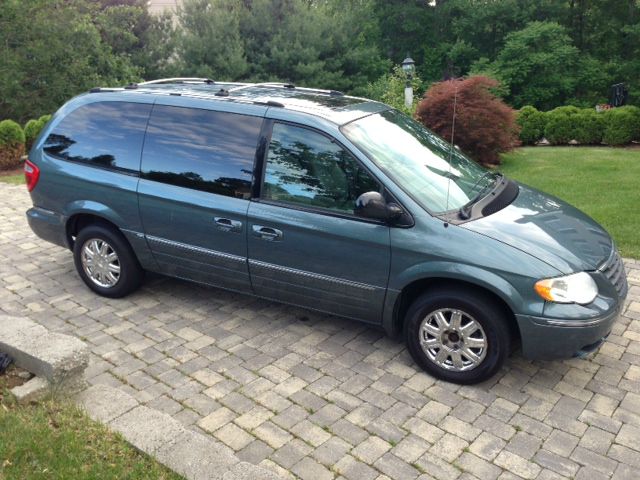 2005 Chrysler Town and Country SLT 25