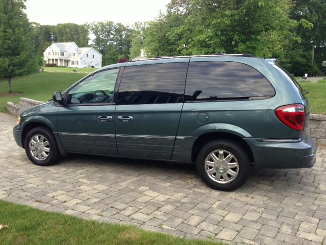 2005 Chrysler Town and Country SLT 25