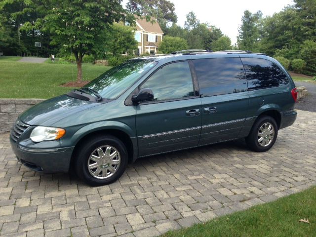 2005 Chrysler Town and Country SLT 25