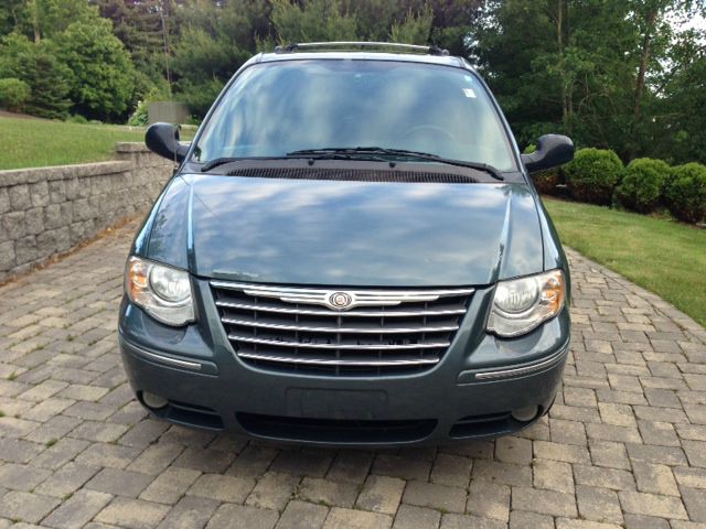 2005 Chrysler Town and Country SLT 25