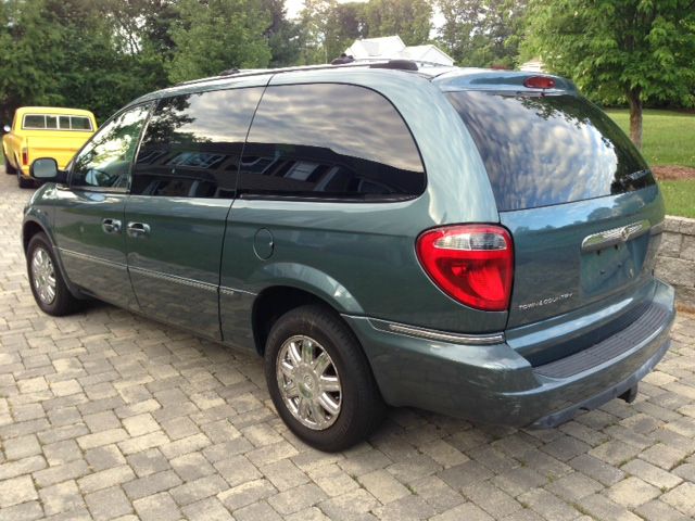 2005 Chrysler Town and Country SLT 25