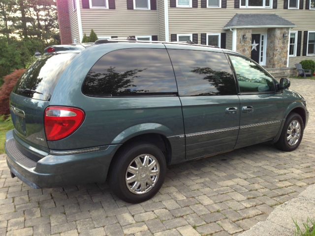 2005 Chrysler Town and Country SLT 25