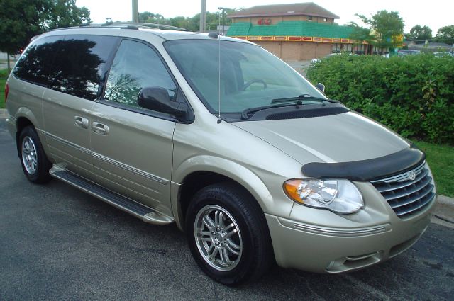 2005 Chrysler Town and Country SLT 25