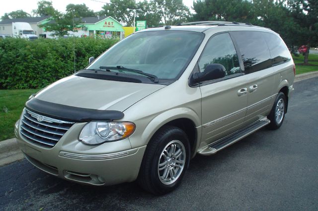 2005 Chrysler Town and Country SLT 25