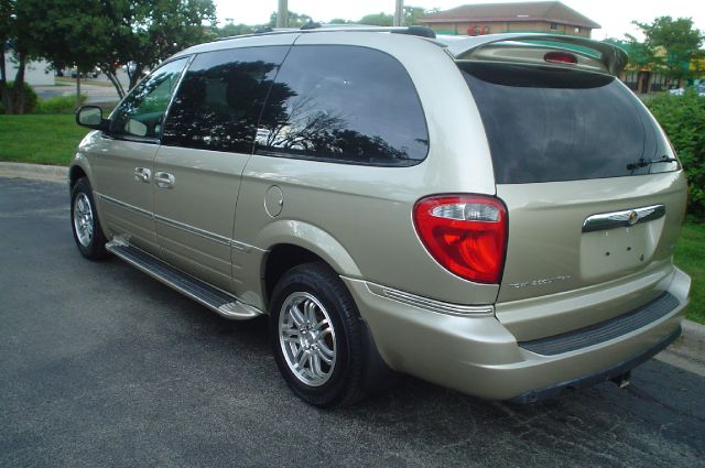 2005 Chrysler Town and Country SLT 25