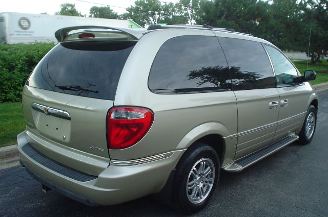 2005 Chrysler Town and Country SLT 25