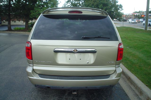 2005 Chrysler Town and Country SLT 25