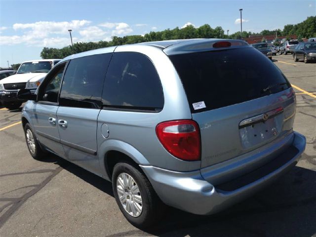 2005 Chrysler Town and Country Base