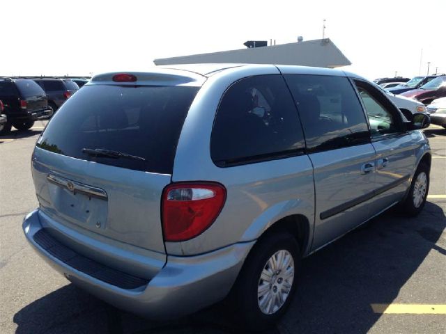 2005 Chrysler Town and Country Base