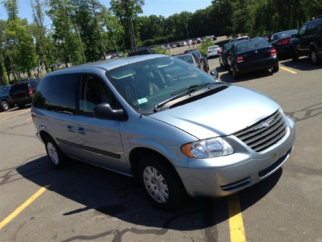 2005 Chrysler Town and Country Base