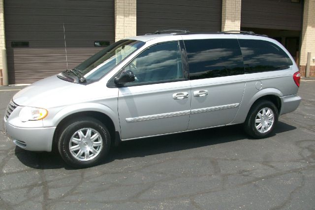 2005 Chrysler Town and Country 3.5