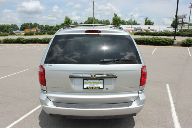 2006 Chrysler Town and Country SLT 25