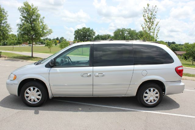 2006 Chrysler Town and Country SLT 25