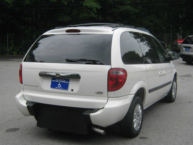 2006 Chrysler Town and Country Base