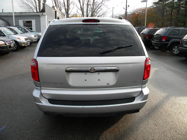 2006 Chrysler Town and Country SLT 25