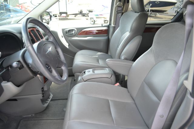 2006 Chrysler Town and Country SLT 25