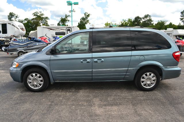 2006 Chrysler Town and Country SLT 25