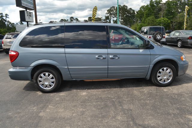 2006 Chrysler Town and Country SLT 25