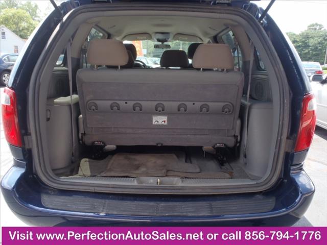 2006 Chrysler Town and Country Base