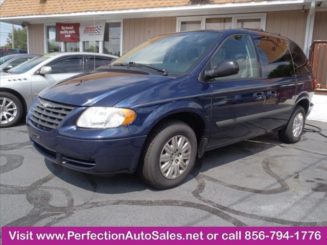 2006 Chrysler Town and Country Base