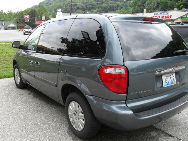 2006 Chrysler Town and Country Base