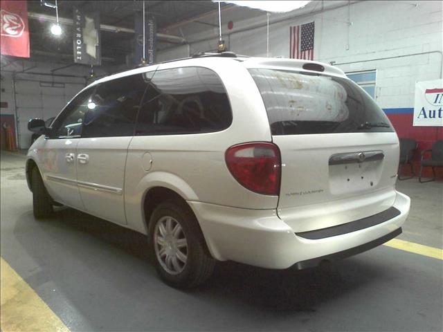 2006 Chrysler Town and Country 5 LS