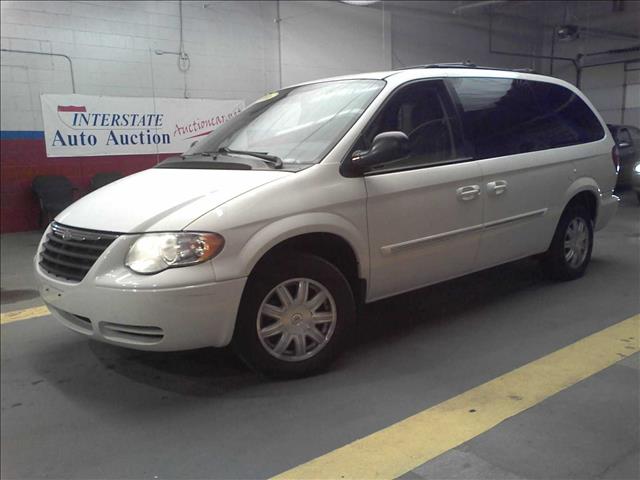 2006 Chrysler Town and Country 5 LS