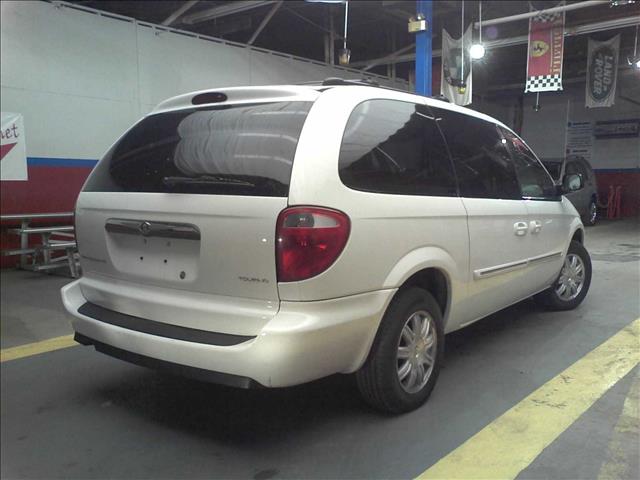 2006 Chrysler Town and Country 5 LS