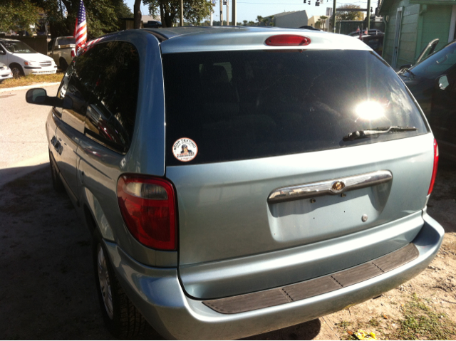 2006 Chrysler Town and Country Base