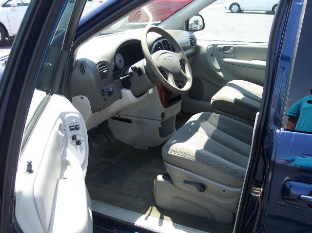 2006 Chrysler Town and Country Base