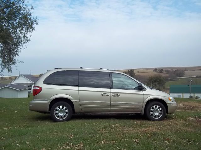 2006 Chrysler Town and Country SLT 25