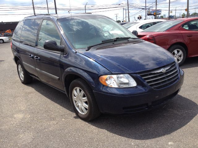 2006 Chrysler Town and Country Base