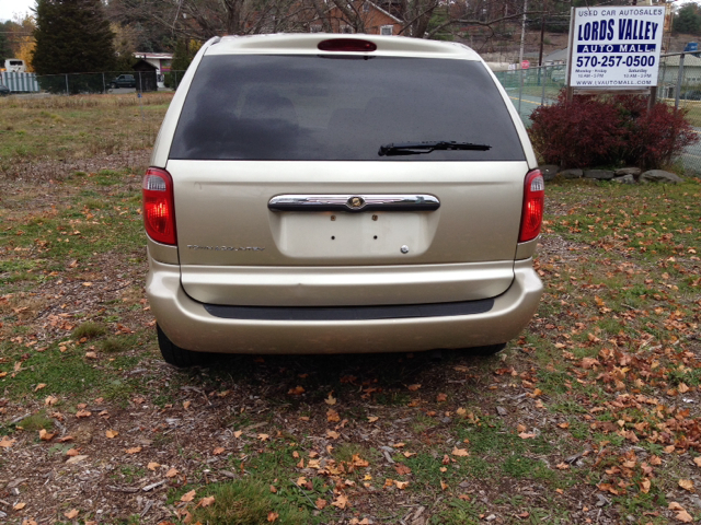 2006 Chrysler Town and Country Base